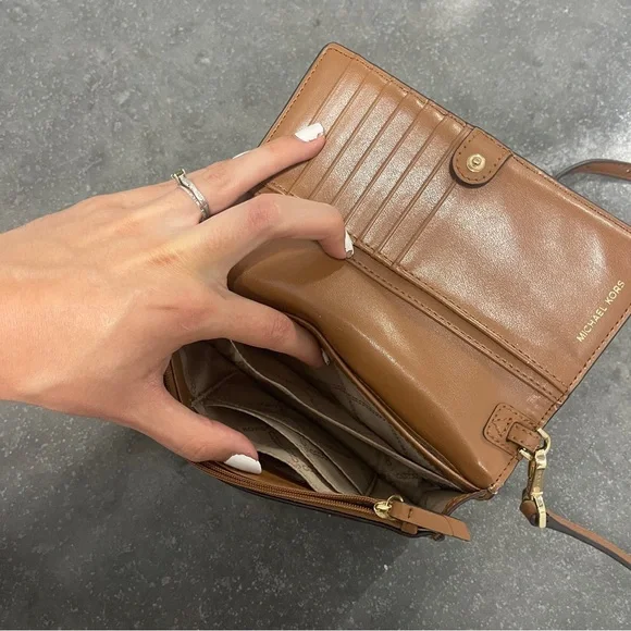 Michael Kors Jet Set logo-print crossbody bag - Picture 7 of 9